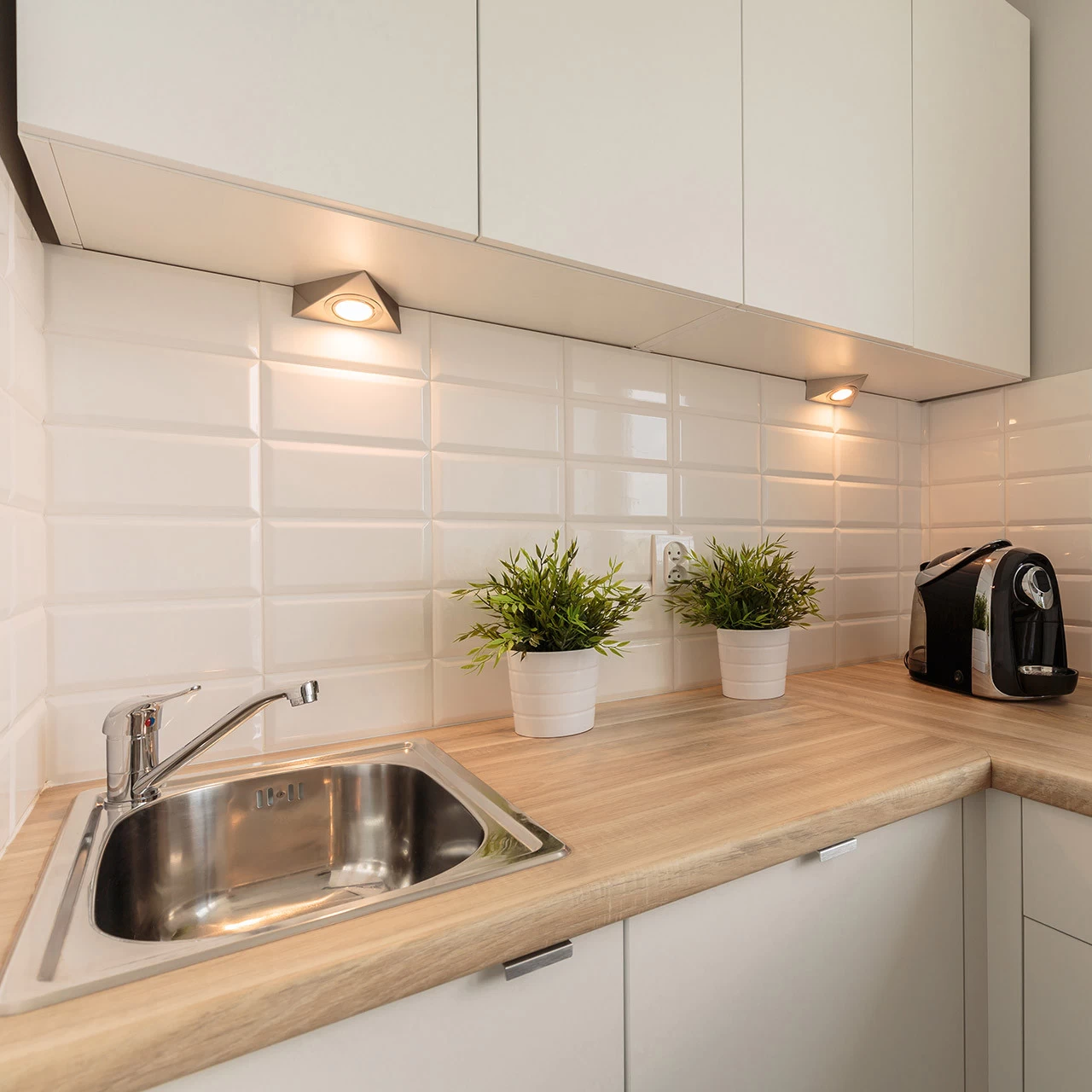 Culina Fonte LED Triangular Under Cabinet Light 1.5W Warm White Opal And Satin Nickel 5 Culina Fonte LED Triangular Under Cabinet Light 1.5W Warm White Opal And Satin Nickel - Image 3