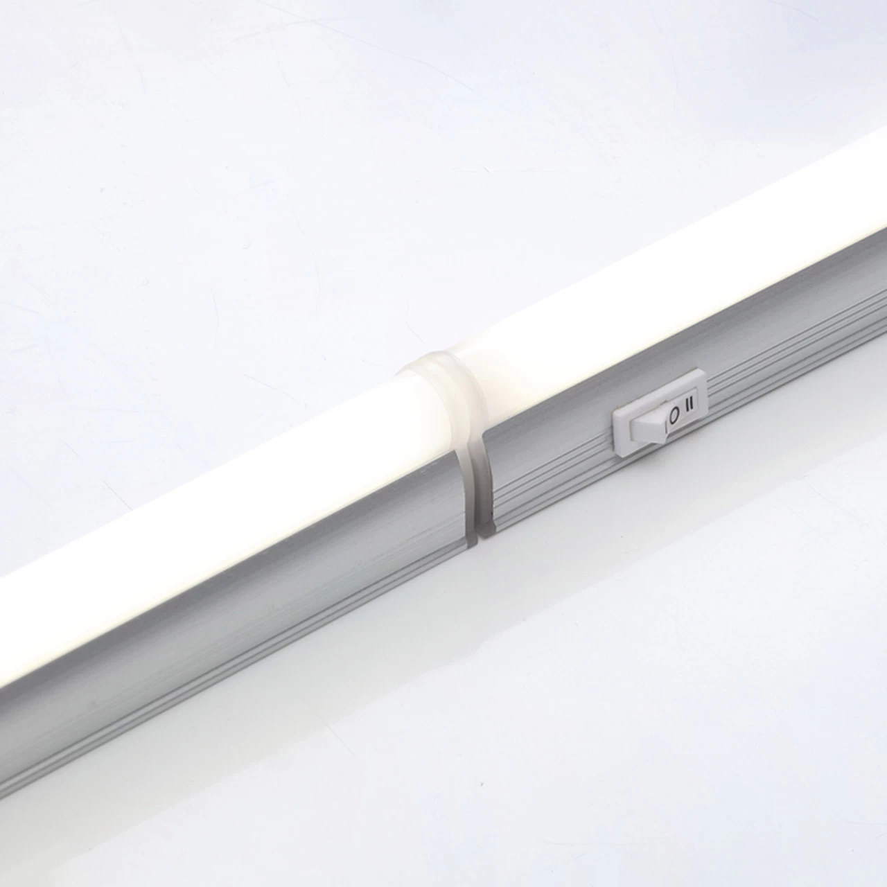 Culina Legare LED 1200mm Under Cabinet Link Light 14W Cool White Opal And Silver 7 Culina Legare LED 1200mm Under Cabinet Link Light 14W Cool White Opal And Silver - Image 5
